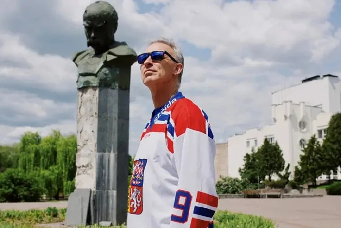 Hasek and Medvedev at a meeting