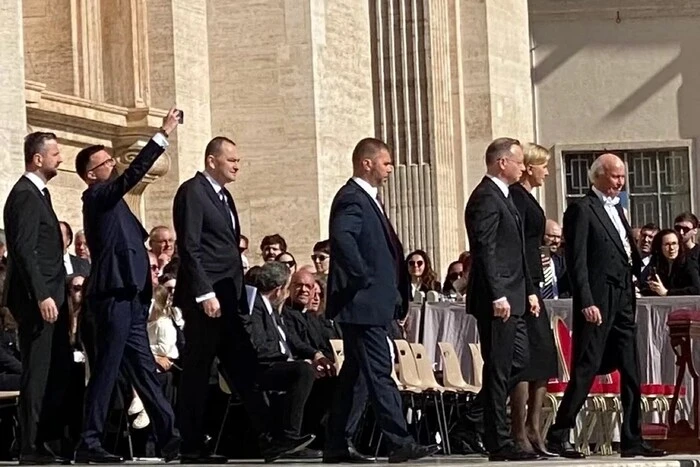 Polscy i niemieccy politycy skompromitowali się na pogrzebie Papieża