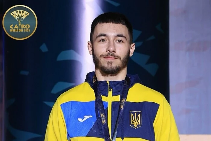 Чепурний на пьедесталі з нагородами