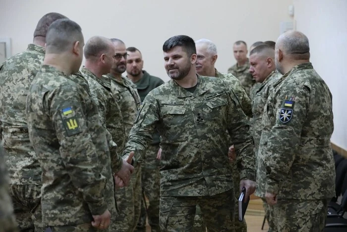 Группа солдат военного корпуса обсуждает тактику