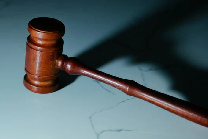 W Odessie sąd nałożył okres próbny na nastolatka za spalenie samochodu wojskowego