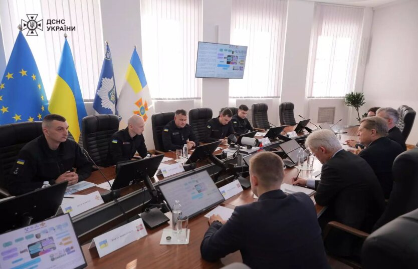 подпись к изображению: ГСЧС Украины и Норвегия подписывают соглашение