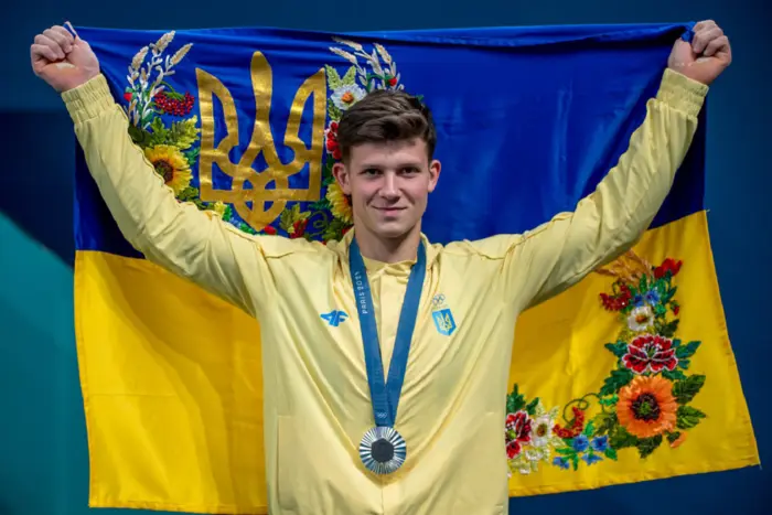 Тренер збірної України розмовляє з гімнастом