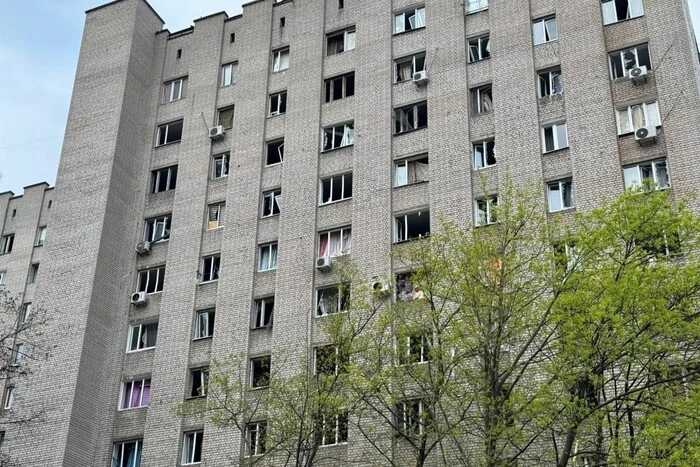 Девочка на качелях с золотистыми листьями