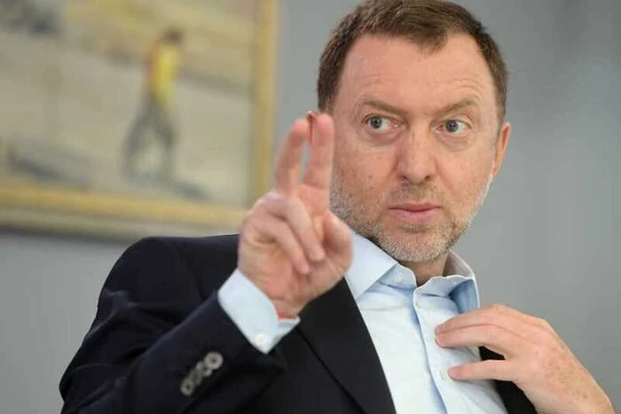 Украинский флаг на фоне руин