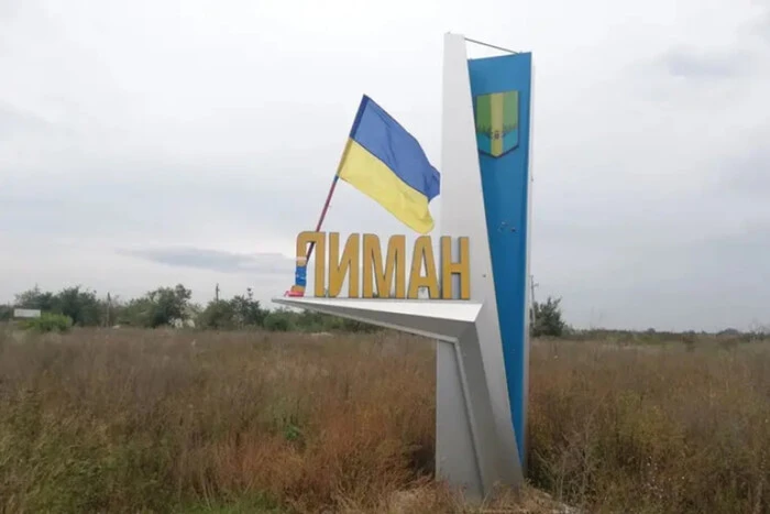 Командир ВСУ разговаривает на брифинге