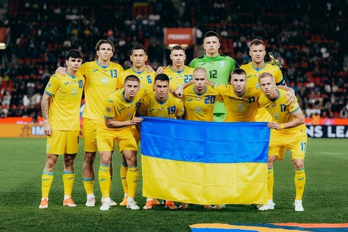 Игроки сборной Украины на футбольном поле