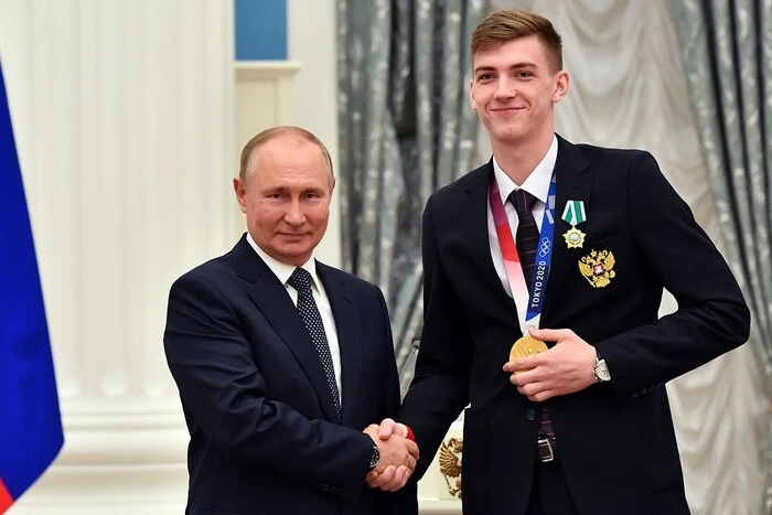 Олимпийский чемпион Храмцов вывозит украинских детей