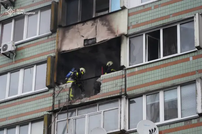 W Czerkasach fragmenty drona uszkodziły budynek wielorodzinny