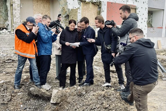 Uderzenie Rosji w Charków. Ministrowie Norwegii czytają dziennik chłopca nad wyrwą (zdjęcie)
