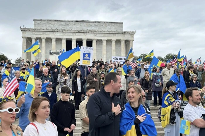 Люди с украинскими флагами в Вашингтоне