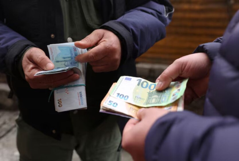 Irański rial spadł do historycznego minimum w wyniku sankcji Trumpa