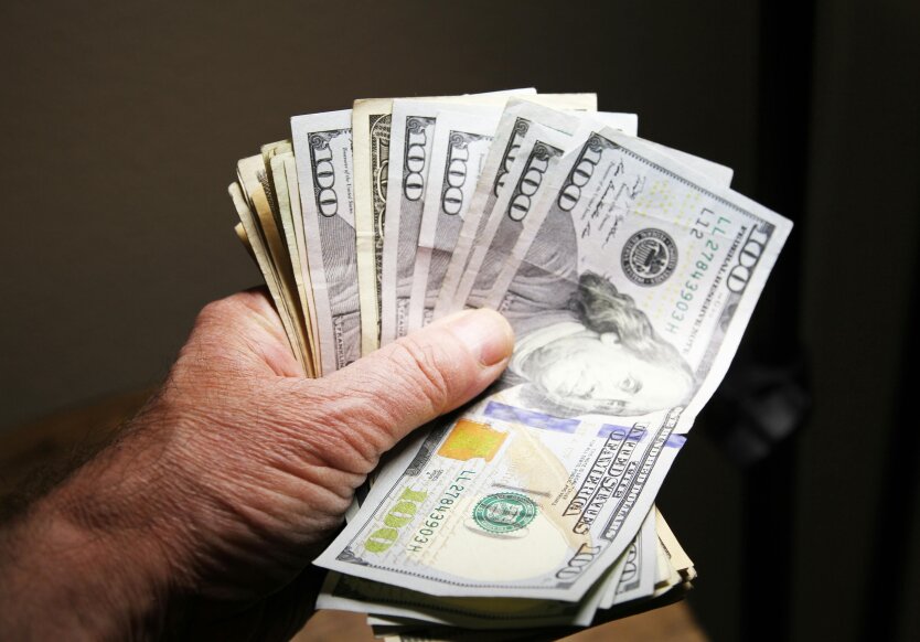 Dolar pod presją: jak globalne wstrząsy wpłyną na kurs w Ukrainie