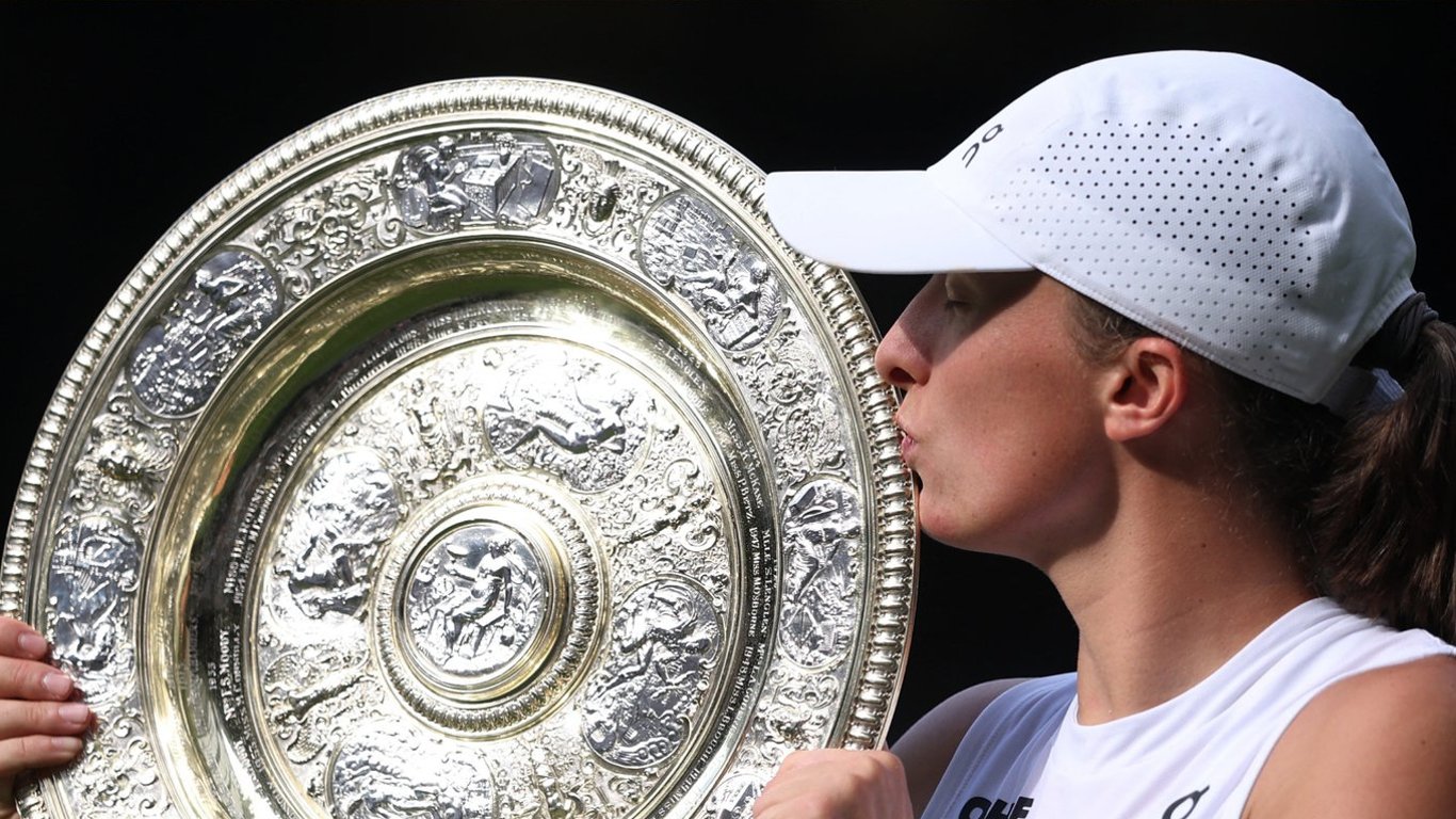 Swiatek Dominates Anisimova in Wimbledon Final