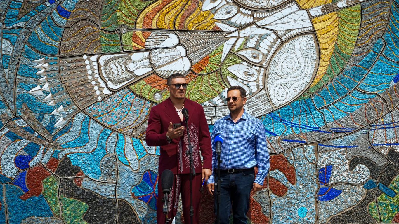 Oleksandr Usyk presented the mosaic 'Boriviter' in London